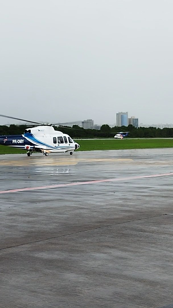 Helicóptero decolando