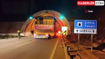Bungalov Ev Taşıyan Tır, Tünel Girişine Takıldı