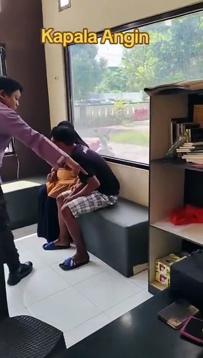 Viral Seorang Ibu Yang Sudah Angkat Tangan Dengan Kelakuan Anaknya Akhirnya Menyerahkannya Ke Pihak Kepolisian Buat Dibina