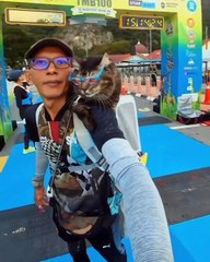 Viral Pelari Asal Malaysia ini Lari Sejauh 10 Km Sambil Menggendong Kucing Dengan Berat 7,5 KG Di Pundaknya