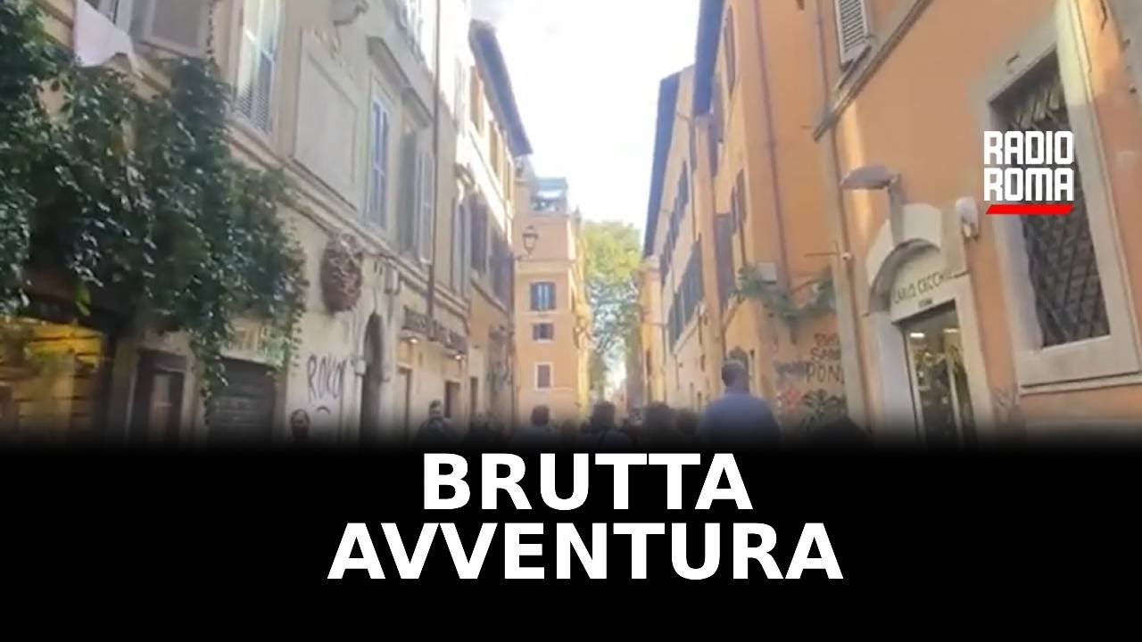 Video Turista accoltellato e rapinato in centro da due ragazze
