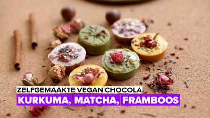 Zelfgemaakte kleurige vegan chocola