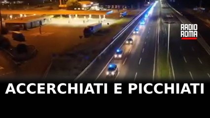 Poliziotti accerchiati durante arresto di un pusher