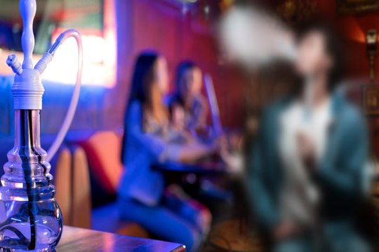 Lucknow Hookah Bar: लखनऊ के कुर्सी रोड पर अवैध हुक्का बार का पर्दाफाश, नाबालिगों में नशे का बढ़ता खतरा