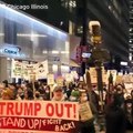Manifestation anti-Trump, cette nuit dans les rues de Chicago, avec des affiches comparant Donald Trump à Hitler, au milieu de drapeaux palestiniens et LGBT