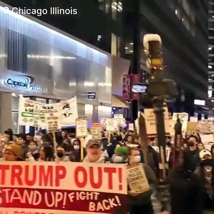 Manifestation anti-Trump, cette nuit dans les rues de Chicago, avec des affiches comparant Donald Trump à Hitler, au milieu de drapeaux palestiniens et LGBT