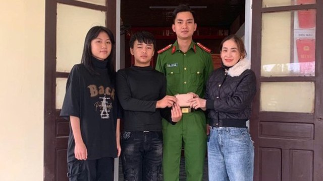 Hai em học sinh trả lại 16 triệu đồng cùng cặp nhẫn vàng cho người đánh rơi