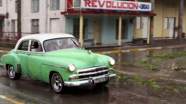 Huracán Rafael sale de Cuba y deja a la isla a oscuras