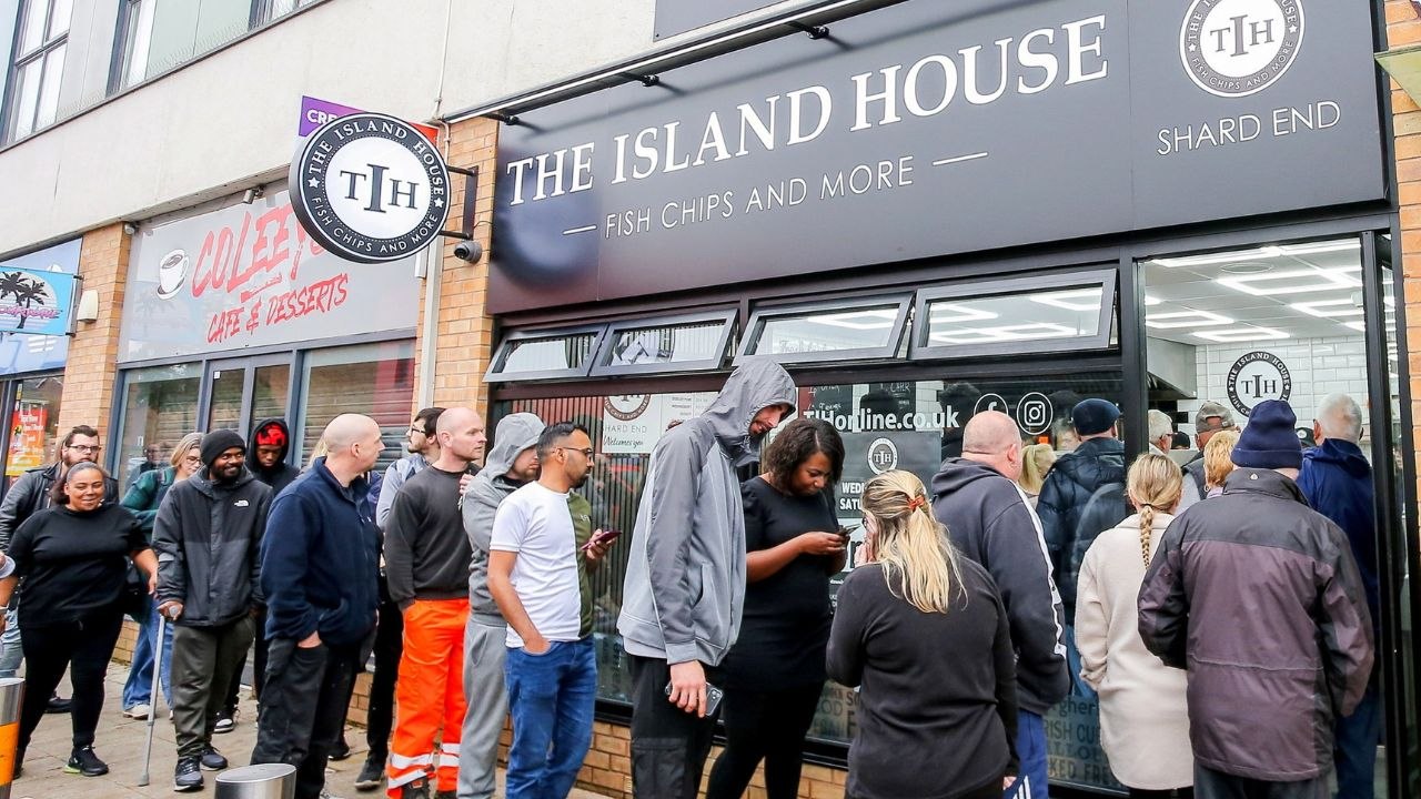 Customers flock to 'Britain's cheapest chippy' selling meals for a PENNY