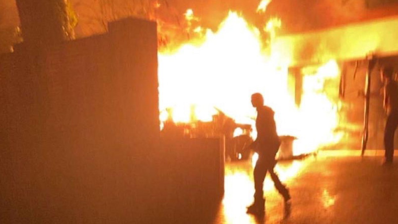 Der 50.000 Pfund teure Elektro-Mercedes der Familie explodiert in der Auffahrt