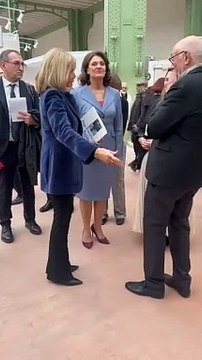 Brigitte Macron mise sur une veste blazer en velours et un pantalon flare pour inaugurer une exposition de photographes lituaniens
