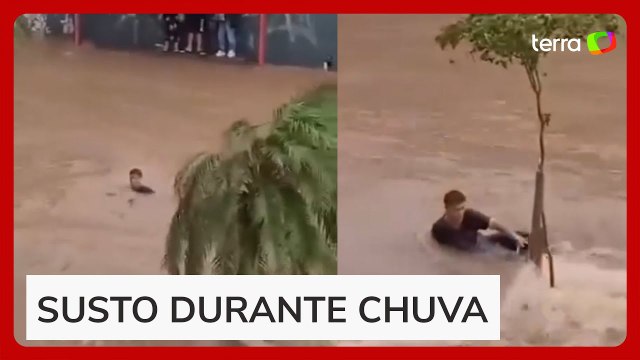 Jovem é arrastado por enxurrada durante temporal em Carapicuíba (SP)