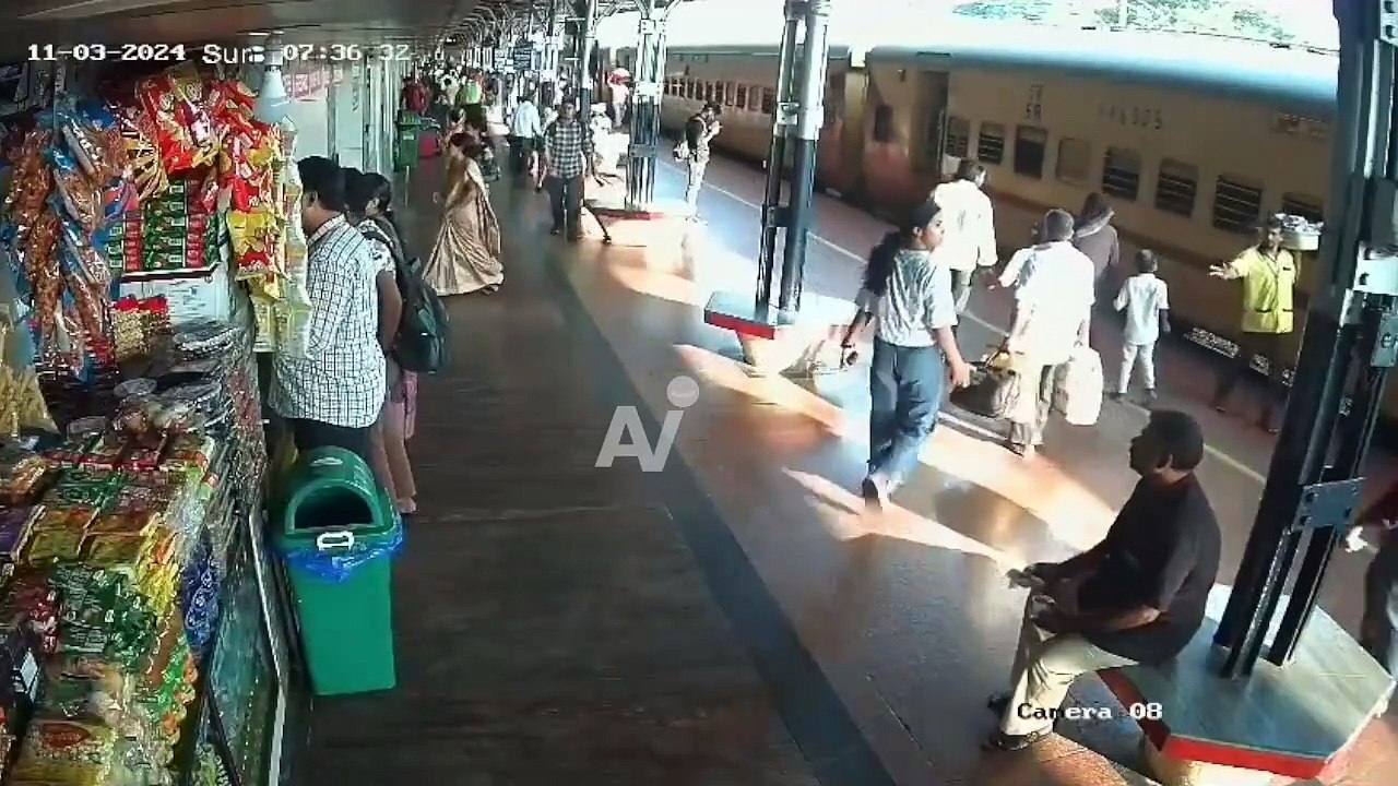 Video: Una mujer intentó subir a un tren en movimiento, se resbaló y cayó a las vías