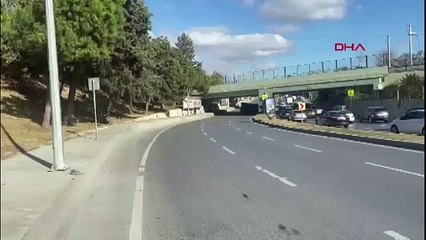 İstanbul - Bakırköy'de vinç üst geçide çarparak devrildi-1