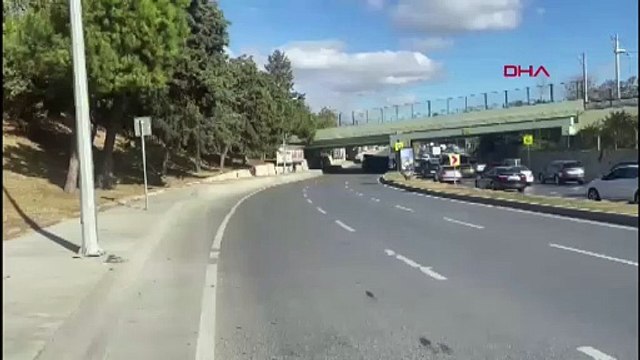 İstanbul - Bakırköy'de vinç üst geçide çarparak devrildi-1