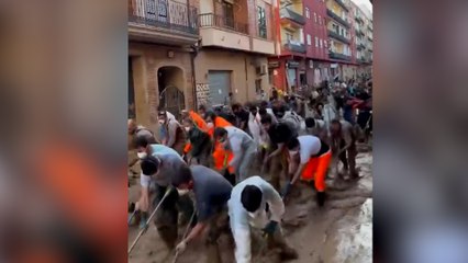 La imagen viral de la coordinación entre vecinos y voluntarios en Massanassa
