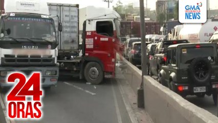 2 trailer truck, nagkabanggaan dahil umano sa madulas na kalsada | 24 Oras