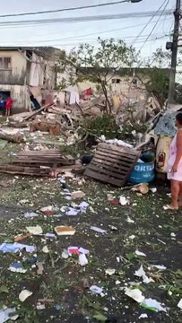 Prédio desaba após explosão em Maceió