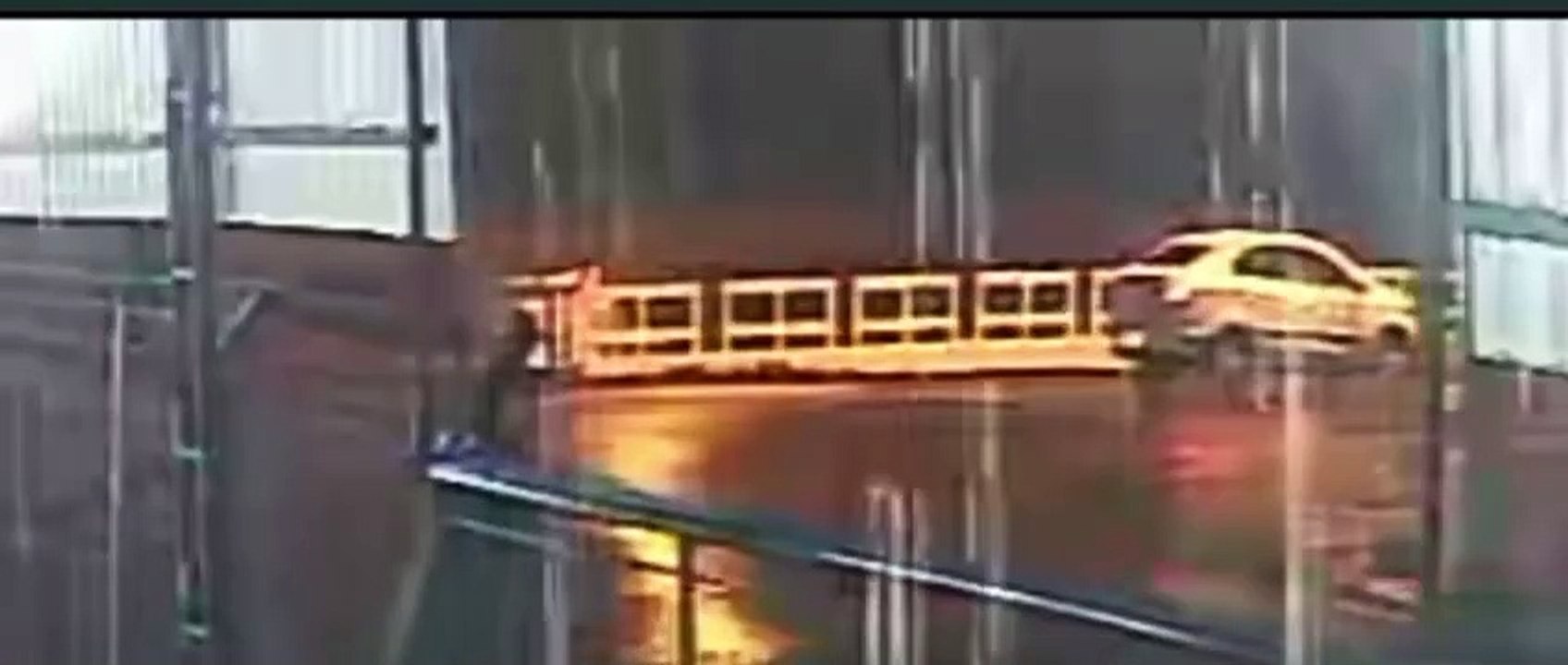 Parte da avenida desmorona em Birigui e carro escapa por segundos