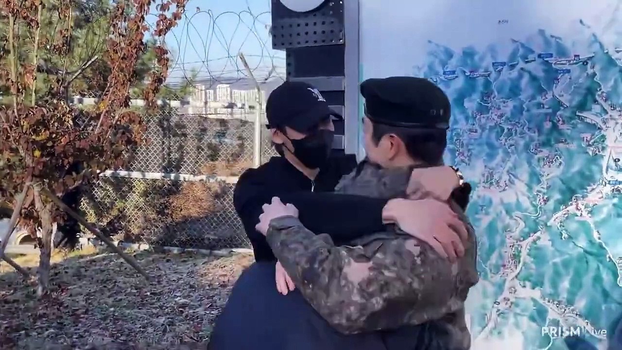 Jinyoung é recebido por colegas do GOT7 ao deixar o exército
