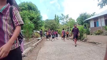 Vulcão na Indonésia expele enorme coluna de cinzas