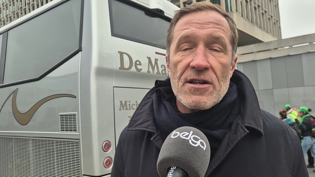 Manifestation des travailleurs du non-marchand : Paul Magnette "totalement à leur côté"