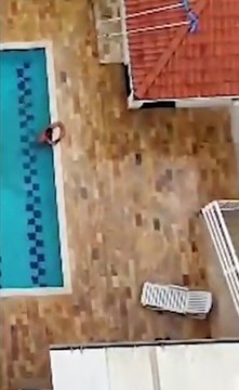 Suspeito pula de telhado em piscina durante fuga da polícia
