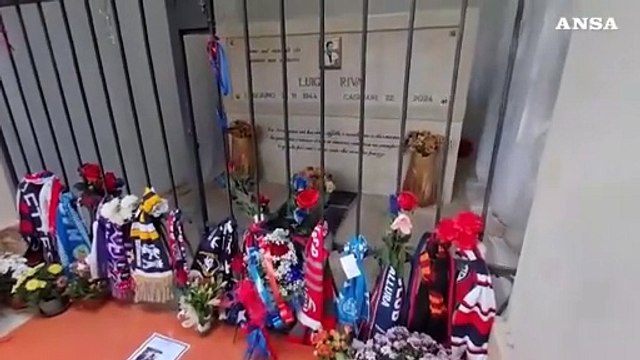 Cagliari, omaggi sulla tomba di Gigi Riva nel cimitero di Bonaria