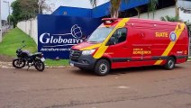 Mulher fica ferida após colisão entre carro e moto na Rua Jacarezinho