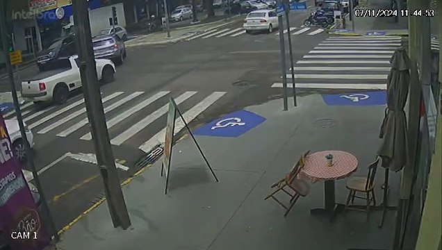 Fusca colide em lateral de Ranger em cruzamento da avenida Paraná, em Umuarama