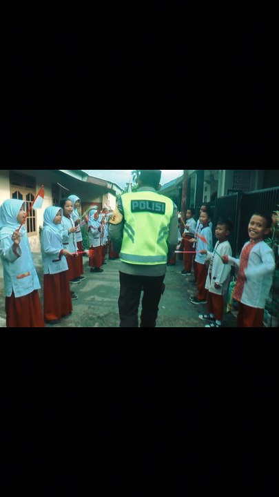 Polisi di Palembang Angkat Pelajar SD Sebagai Anak Yang Ditinggal Meninggal Oleh Kedua Orang Tuanya Sejak Balita