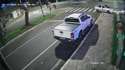 Vídeo mostra momento da colisão entre carros em cruzamento da Av. Castelo Branco