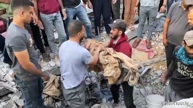 Fra le macerie del raid israeliano a Nuseirat, anche bambini fra i morti