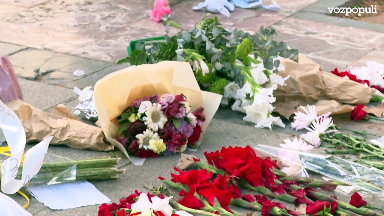 Homenaje floral por las víctimas de la DANA en la plaza del Ayuntamiento de Valencia