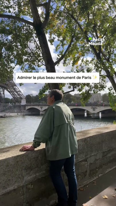 Quand la magie de Paris opère ✨   Un monsieur face à la grandeur de la Tour Eiffel, admirant ce symbole éternel de la Ville Lumière 🌆❤️  🎁 Tous nos bons plans à retrouver en bio ! ❤️‍🔥  👉🏻 Abonne-toi au Petit Mauda pour plus d'inspiration ! 🌳  ©️ Cr