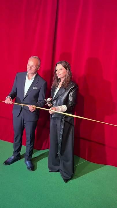 🚨 Juliette Binoche illumine l'inauguration des vitrines de Noël au Printemps Haussmann !