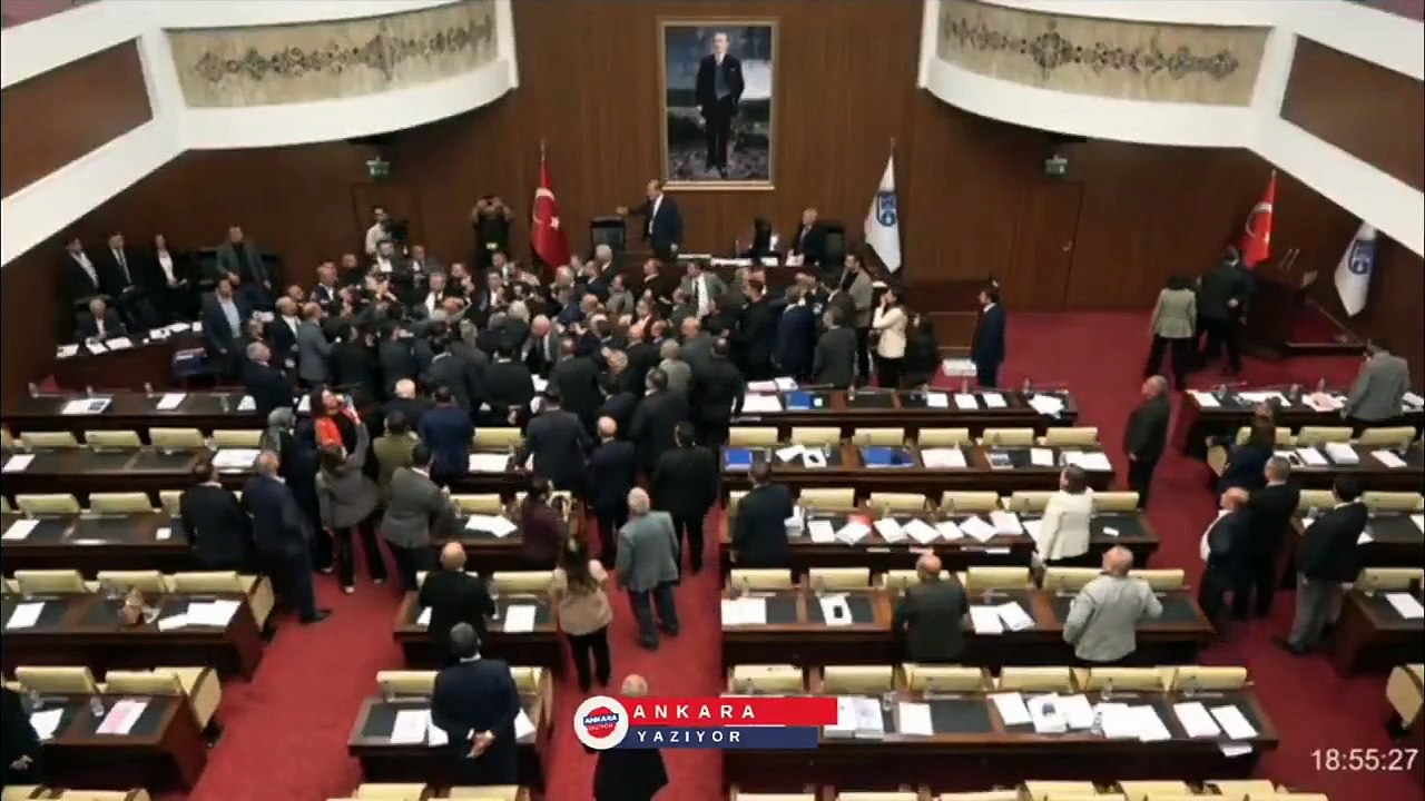 ABB Meclisi'nde ortalık karıştı: AKP'li meclis üyeleri kürsüyü bastı