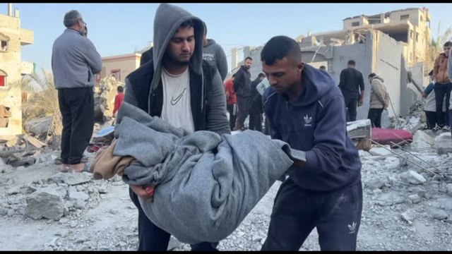 Fra le macerie del raid israeliano a Nuseirat, anche bambini fra i morti