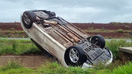 Peugeot 308 aquaplana e capota na BR-163 em Cascavel