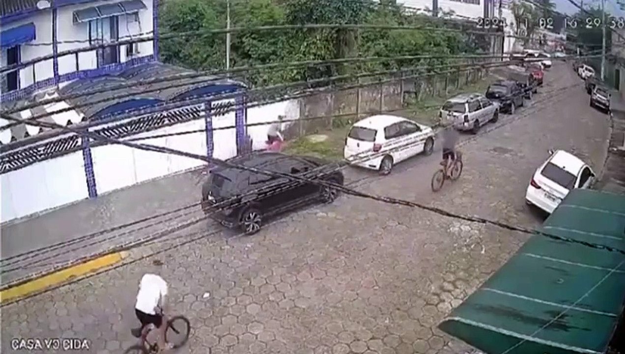 Adolescente de 14 anos é apreendido após roubo à mão armada em São Vicente; VÍDEO
