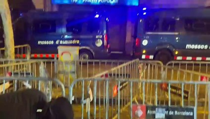 Protesta ante la sede del PP de Barcelona contra la gestión de Mazón