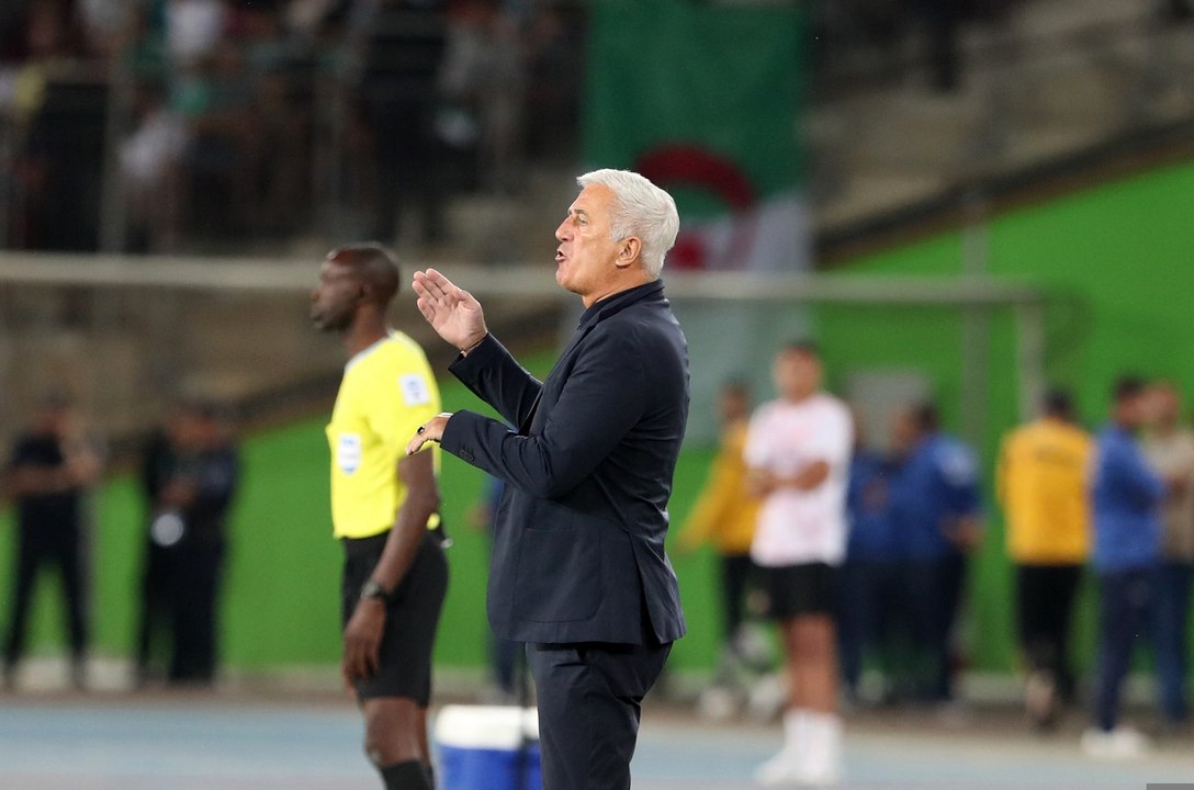 الإعلان عن قائمة المنتخب الجزائري لمباراتي غيني...