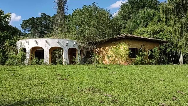 ENCONTRAMOS MANSÃO ABANDONADA NO MEIO DA FLORESTA - A ÁREA DE LAZER É UM ESPETÁCULO
