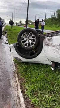 Duas pessoas ficam feridas após capotamento de picape na PR-323 em Umuarama