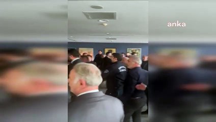 Ümraniye Belediyesi Meclisi'nde salona giren bir grup, CHP'li üyelere saldırdı
