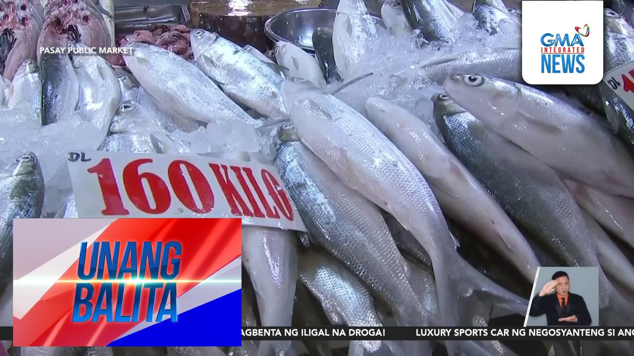 Ilang mamimili at nagtitinda, nangangambang tataas na naman ang presyo ng isda dahil sa Bagyong Marce | Unang Balita