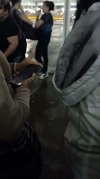 Passageiros reclamam que estão se molhando ao esperar ônibus na Rodoviária do Plano Piloto