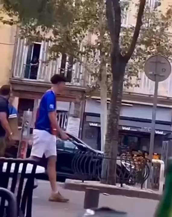 Les #marseillais s’en prennent à un #passant #touriste #portant le #maillot #parisien dans les #rues de #marseille #icicestparis #psgom #ompsg #psgfamily #teampsg #om #olympiquedemarseille #olympiquemarseille