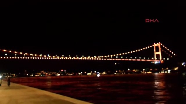 İstanbul'daki boğaz köprüleri, lösemiye dikkat çekmek için turuncu ışıkla aydınlatıldı