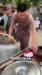 Ayah ini menjual makanan bersama anaknya.